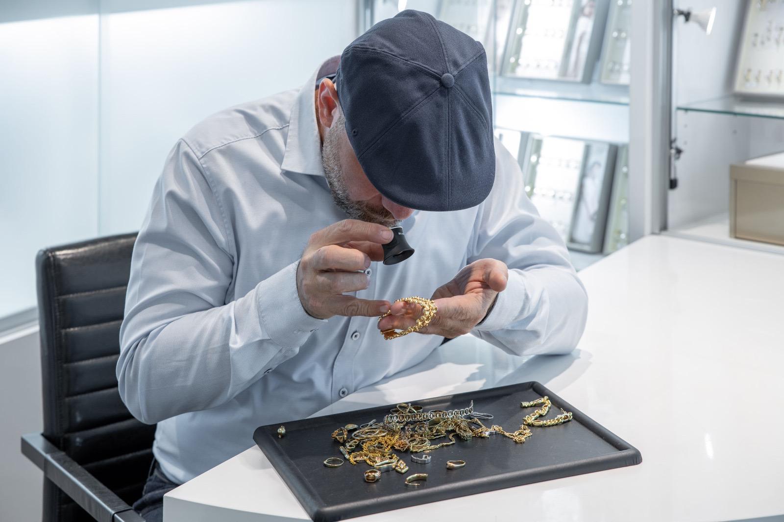 Prüfen von Goldschmuck